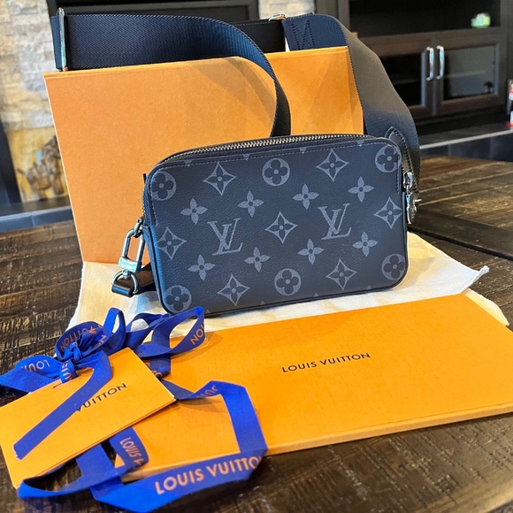 Louis Vuitton Alpha Wearable Wallet - Picture 2 of 10